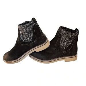 Comfortiva Womens Rawnie Black Suede Round Toe Chelsea Boots